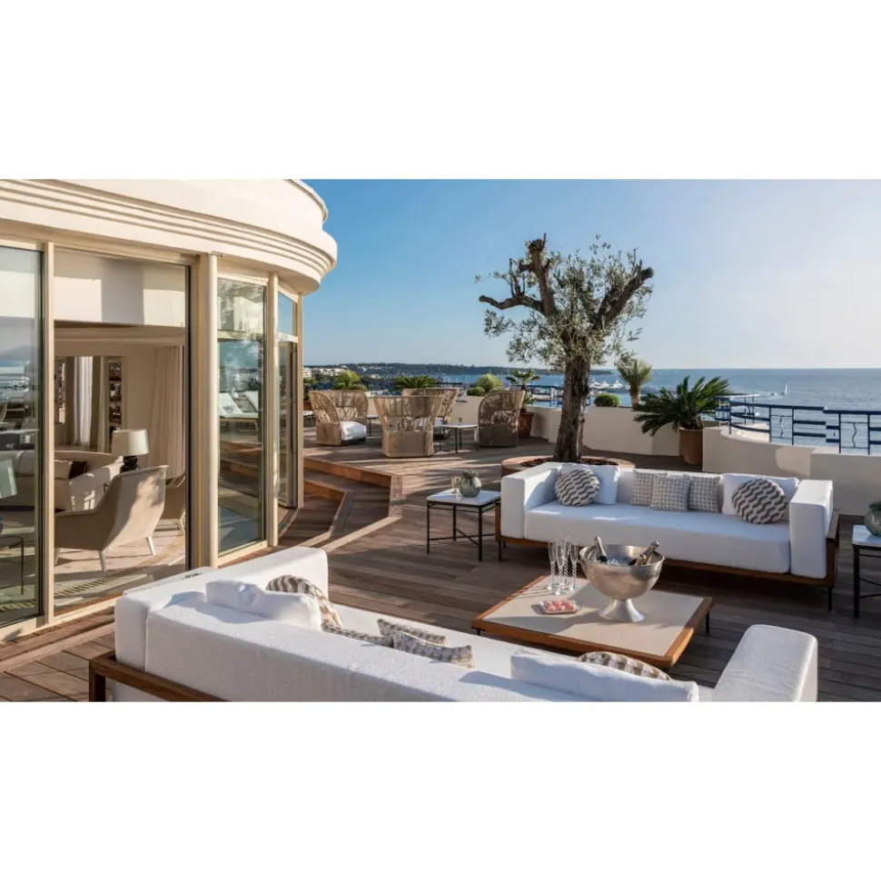 Monte Carlo Travel 1985 - Aston Martin DBX707 - Supercar - Monte-Carlo - Cannes - Exclusive Luxury - Avvenice