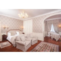 Villa Condulmer - Italian Lifestyle - Executive Suite - 3 Days 2 Nights - Venice - Villa - Veneto Italy - Avvenice