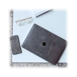 Woodcessories - Real Stone MacBook Cover - Volcano Black - MacBook 15 Pro Touchbar - Eco Skin Stone - Apple Logo - Avvenice