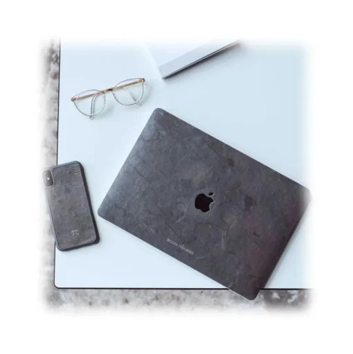 Woodcessories - Real Stone MacBook Cover - Volcano Black - MacBook 15 Pro Touchbar - Eco Skin Stone - Apple Logo - Avvenice